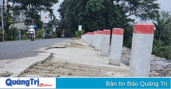 The temporary embankment to prevent landslides on the Hieu River bank continues to crack.