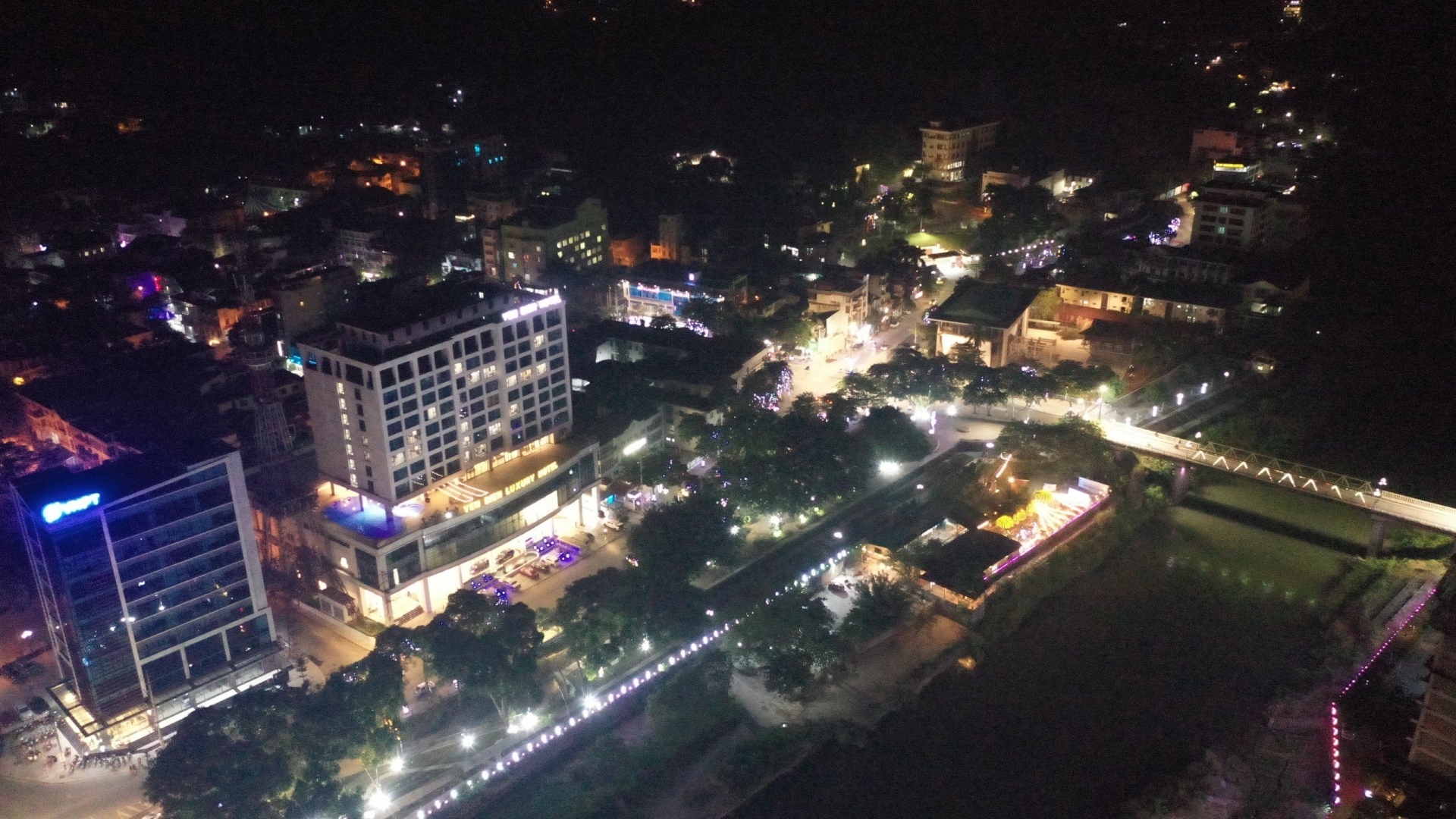 上空から見た夜のイエンビエンラグジュアリーホテル