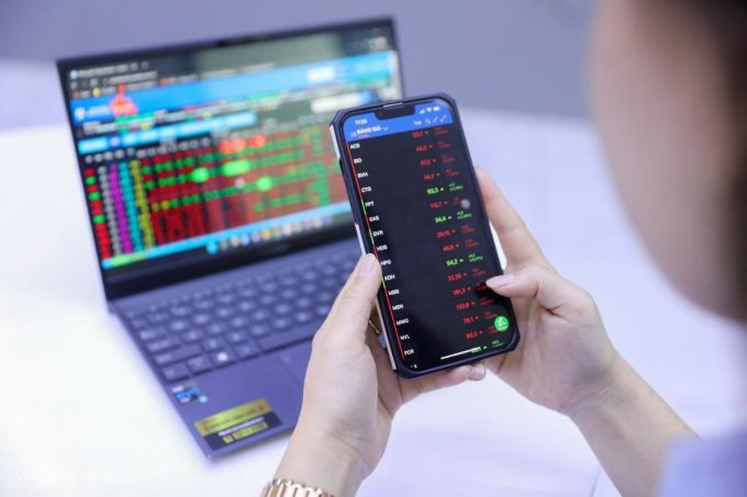 Online transactions of investors in Ho Chi Minh City, February 2022. Photo: Quynh Tran