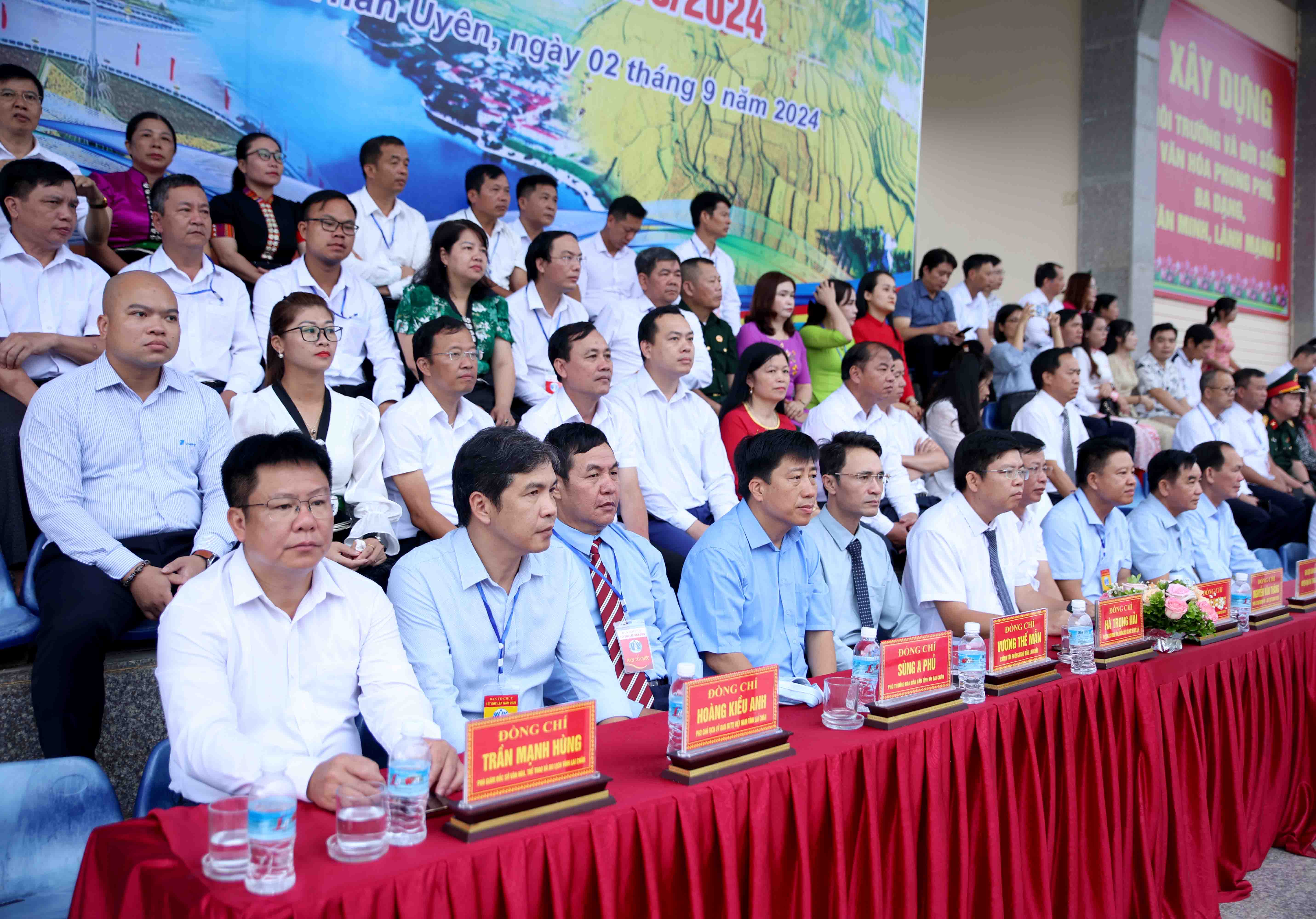 Các đại biểu dự Lễ Thượng cờ. 