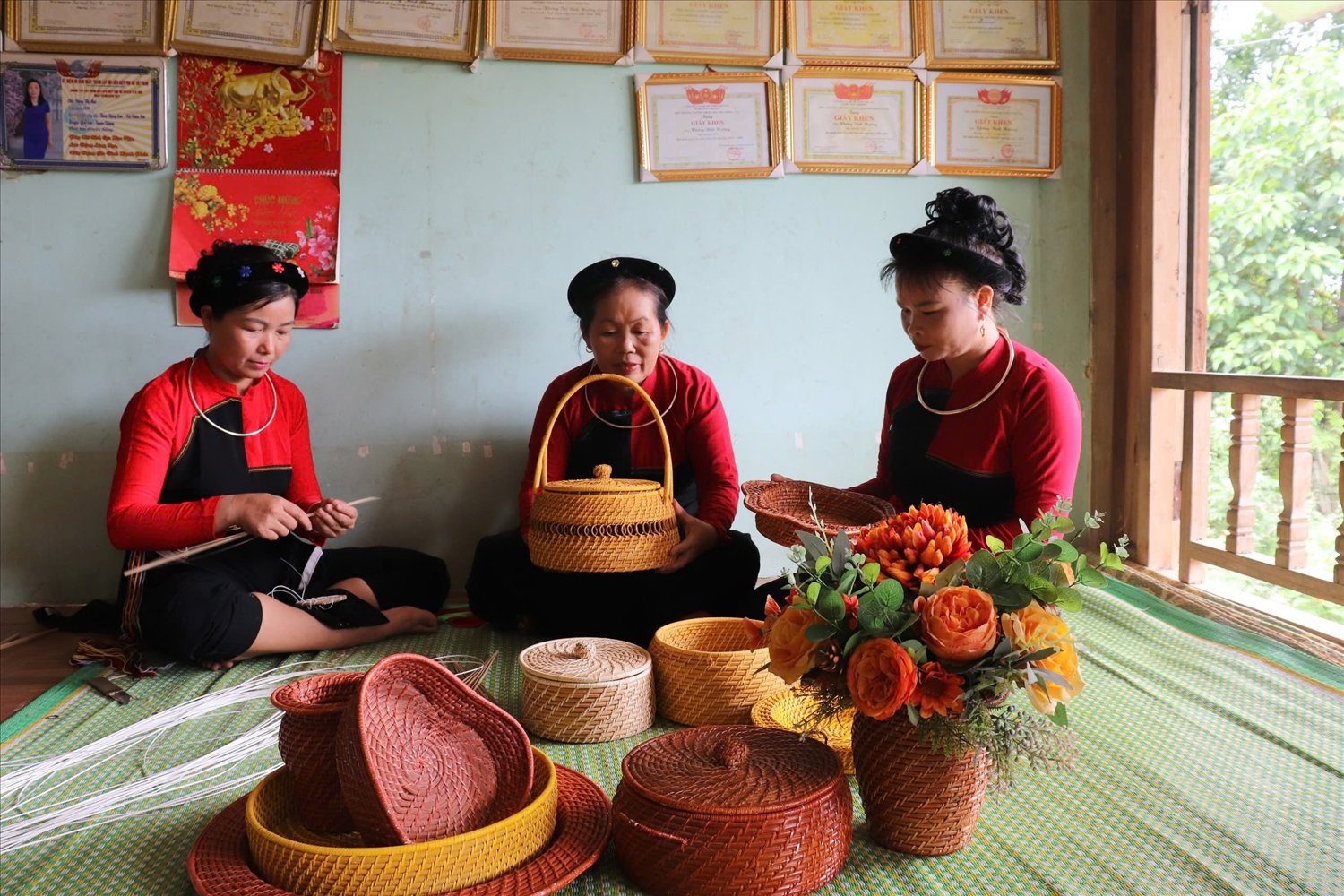 Từ lớp dậy nghề mây tre đan do UBND huyện Yên Sơn tổ chức các hộ người dân tộc Cao Lan, xã Chân Sơn có thêm nghề phụ, tăng thêm thu nhập