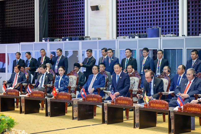 ファム・ミン・チン首相をはじめとする各国首脳が、ASEAN議員会議（AIPA）の代表者との対話に出席した。（写真：ニャット・バック/VGP）