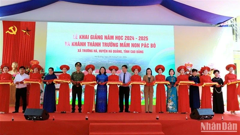 Comrade Vo Thi Anh Xuan attended the opening ceremony and gave gifts to people in flooded areas in Cao Bang.