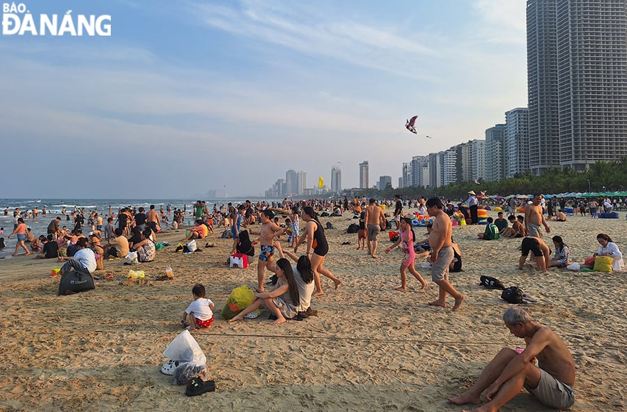 Da Nang Beach is an ideal destination for locals and tourists during this holiday. Photo: THU HA