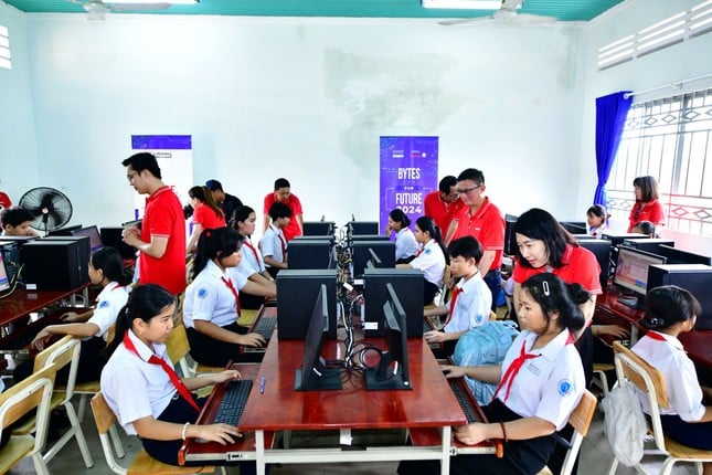 Keppel Group und Tien Phong Newspaper spenden Computer an zwei Schulen im Grenzgebiet von Tay Ninh. Foto 4