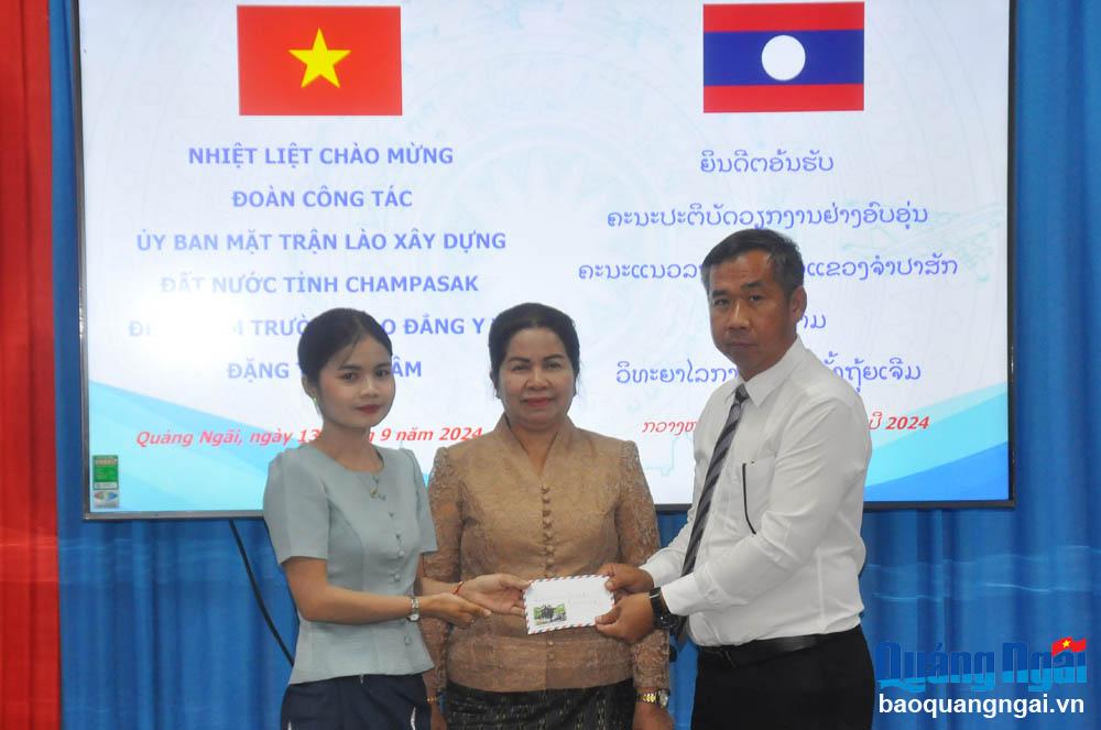 La délégation provinciale de Champassak offre des cadeaux aux étudiants laotiens qui étudient au Dang Thuy Tram Medical College.