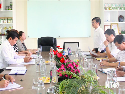 Die Umfragedelegation des Parteikomitees des Volkskomitees der Provinz arbeitete mit der Canh Dong Viet Food Joint Stock Company zusammen.