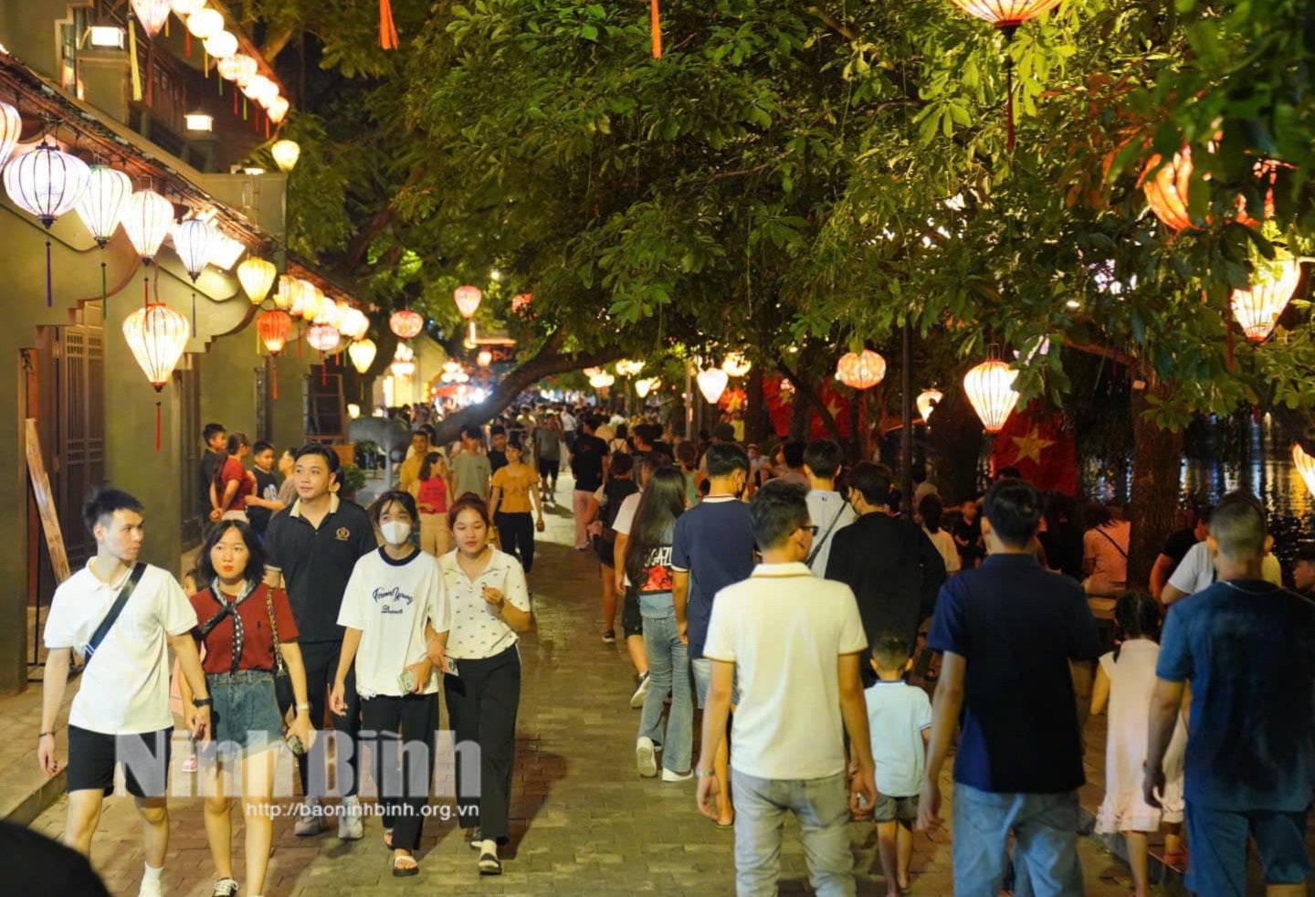 Nearly 400 thousand visitors came to Ninh Binh on National Day