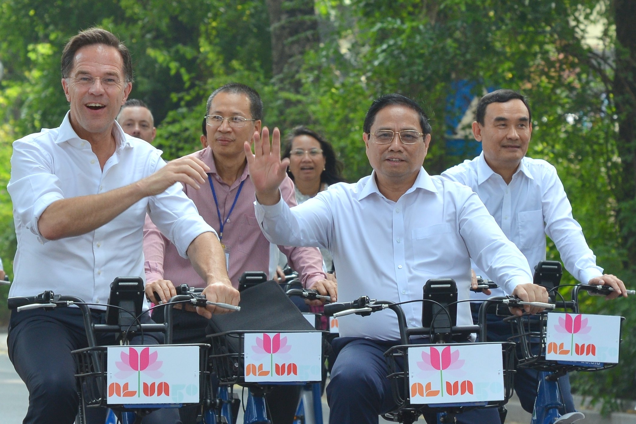 Les Premiers ministres du Vietnam et des Pays-Bas parcourent les rues d'Hanoï à vélo.