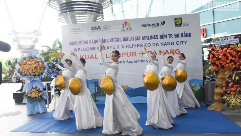 Ngành du lịch Đà Nẵng tổ chức đón tiếp chu đáo các chuyến bay của các hàng bay nước ngoài khai thác trực tiếp đến Đà Nẵng. (Ảnh: ANH ĐÀO)