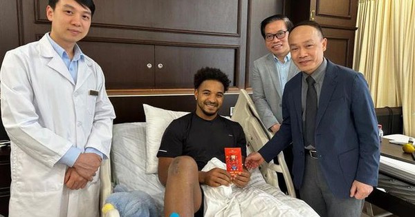 Le footballeur Nguyen Xuan Son quitte l'hôpital et célèbre le Têt à Nam Dinh