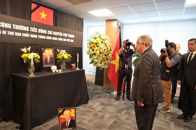 El Secretario General de la ONU y los embajadores de varios países visitan al Secretario General Nguyen Phu Trong