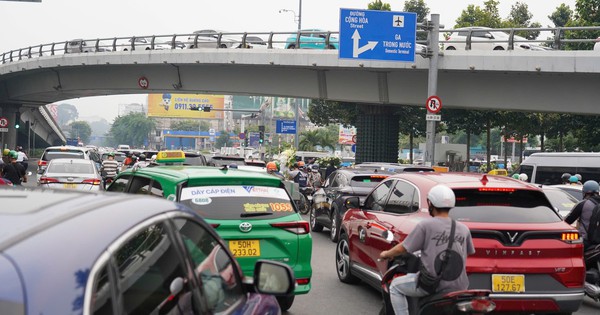 Sân bay Tân Sơn Nhất "nóng" bên trong, thông thoáng bên ngoài