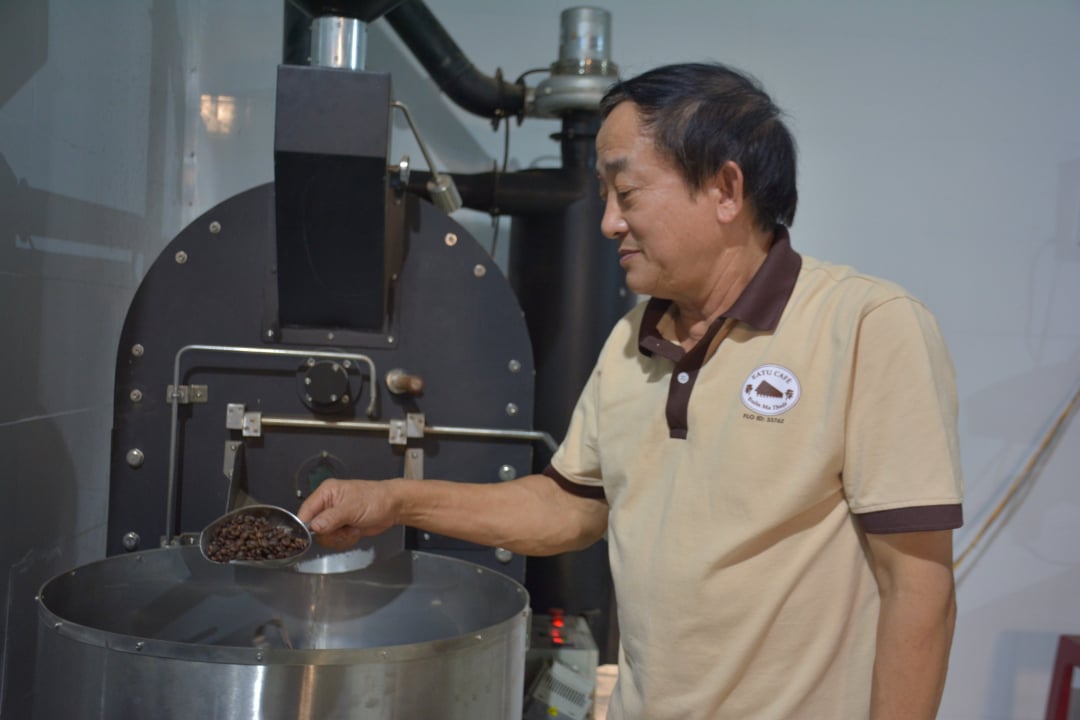 Mitglieder der Cong Bang Agricultural Service Cooperative (Gemeinde Ea Tu, Stadt Buon Ma Thuot) überprüfen die Qualität des gerösteten und gemahlenen Kaffees. (Illustration)