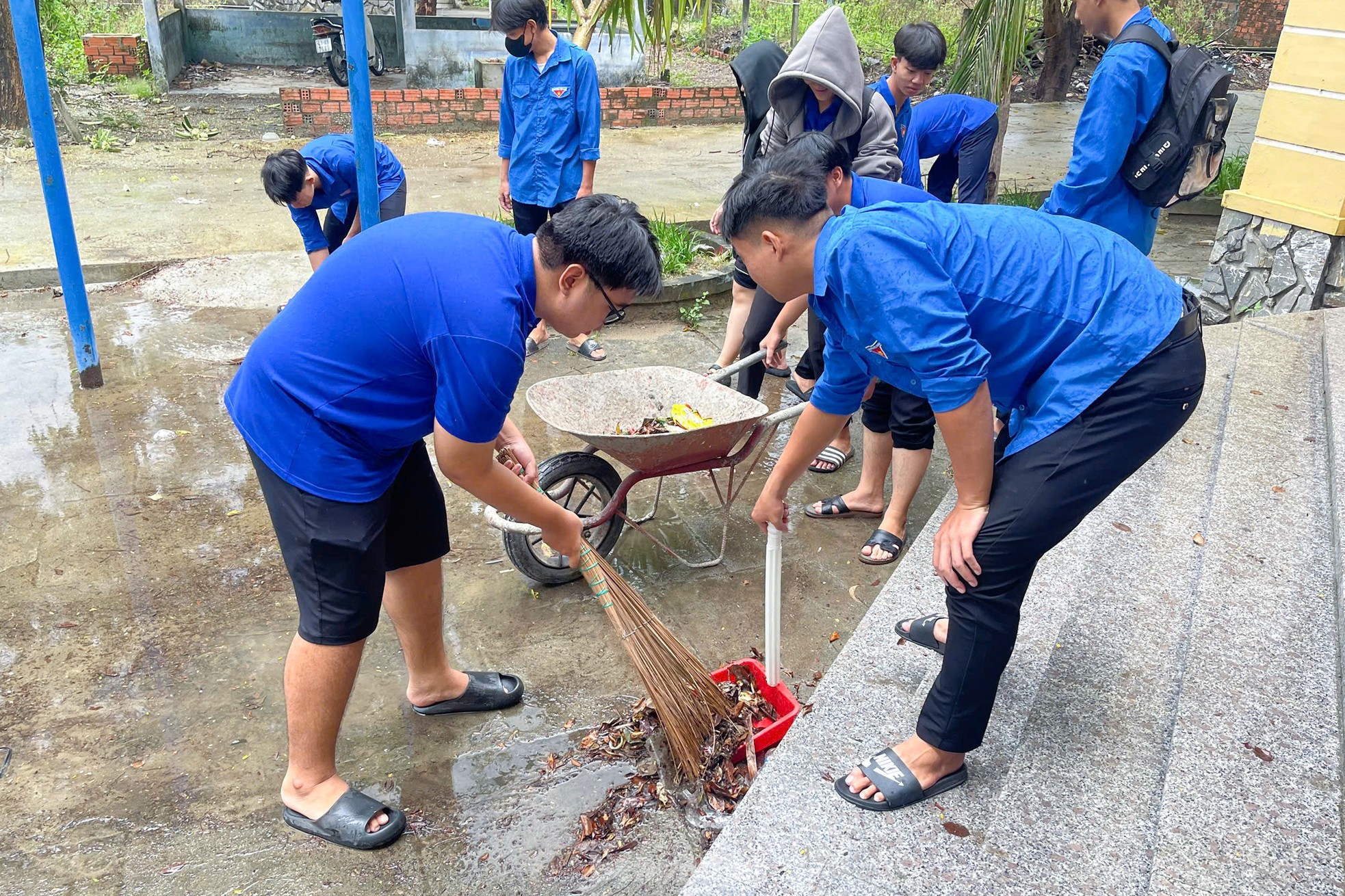 Da Nang aktiviert ein Freiwilligenteam, um Menschen bei der Vorbeugung des Sturms Tra Mi zu helfen. Foto 4