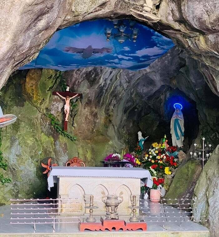 Statue de Notre-Dame de Lourdes à l'intérieur d'une grotte sur la falaise de Bao Nham.