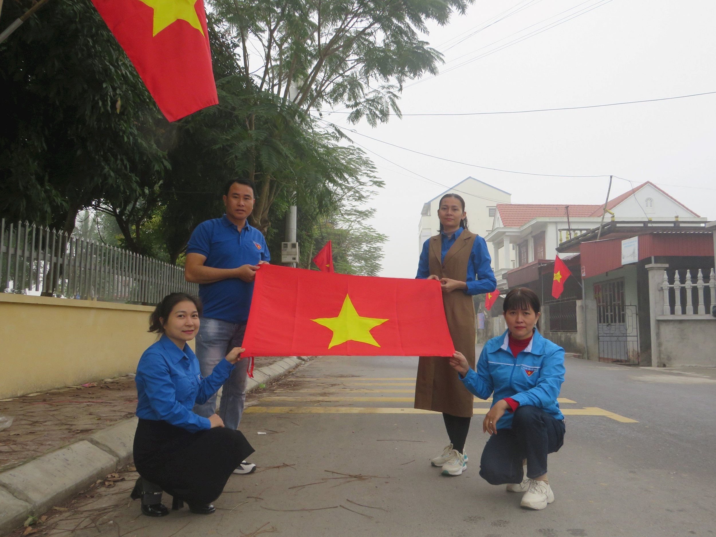 Leuchtend rote „Straße mit Nationalflagge“ in der Gemeinde Thanh Xa