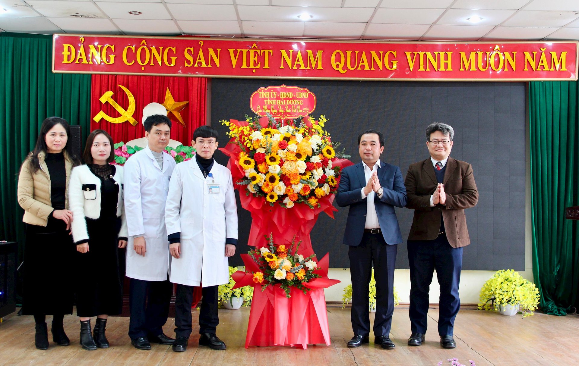 Tran Duc Thang, Parteisekretär der Provinz Hai Duong, besuchte den vietnamesischen Ärztetag und gratulierte ihm