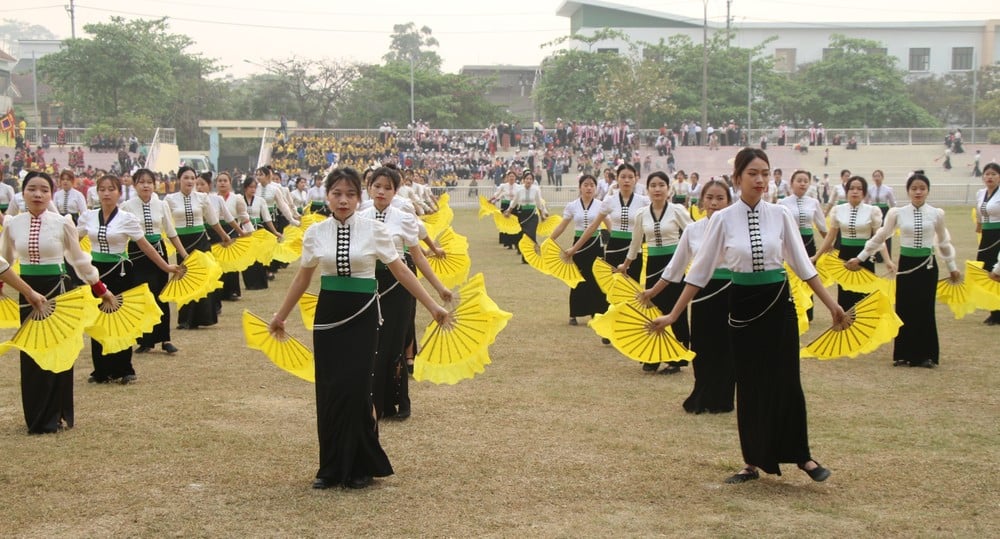 Học sinh Trường THPT Phan Đình Giót thể hiện tiết mục 