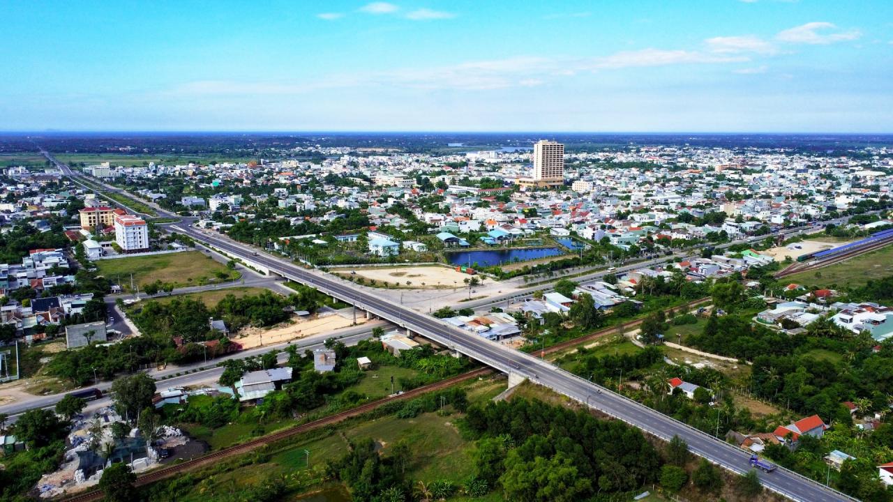 Куангнаму рекомендуется отдать приоритет развитию городской прибрежной экономической инфраструктуры. На фото: современный городской район Тамки.