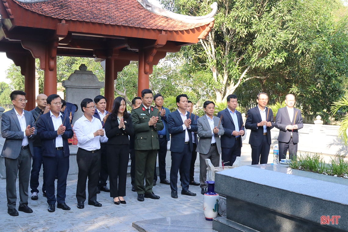 รมว.ทรัพยากรธรรมชาติและสิ่งแวดล้อมร่วมงานเทศกาลสามัคคีอันยิ่งใหญ่ที่จังหวัดห่าติ๋ญ