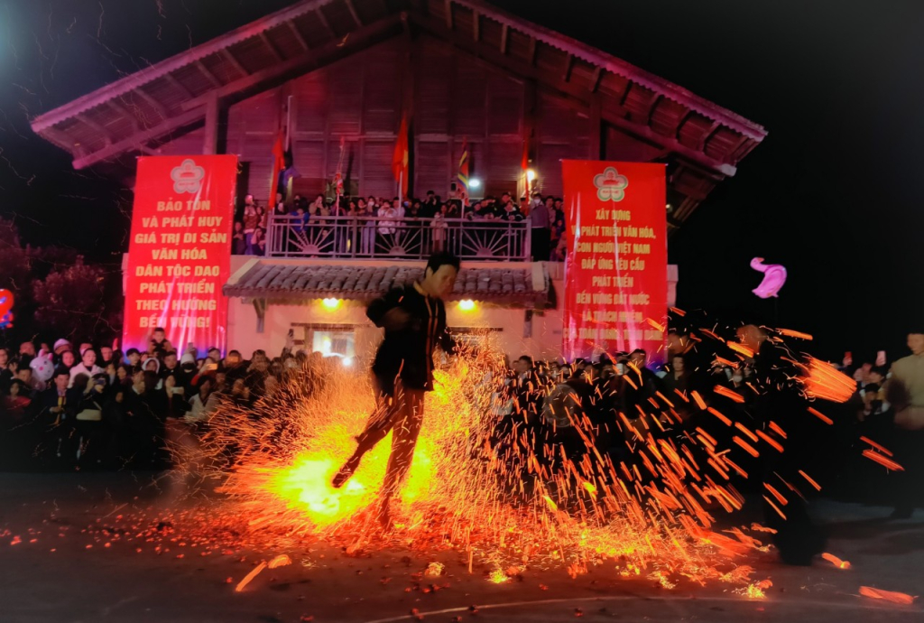 Ritual de danza del fuego en el Festival Pan Wang.