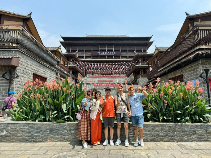 Vietnamese tourists take souvenir photos in Binh Bien, China. Photo: Otrip