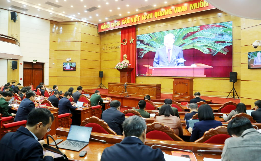 Scène de conférence au point du pont Quang Ninh.