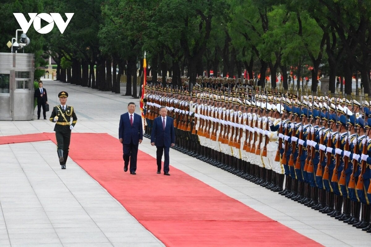 La cérémonie officielle d'accueil du secrétaire général et président To Lam et de son épouse, ainsi que de la délégation vietnamienne de haut rang, s'est déroulée solennellement au Grand Palais du Peuple à Pékin, selon le plus haut protocole réservé aux chefs d'Etat. Le secrétaire général et président Xi Jinping a présidé la cérémonie d'accueil.