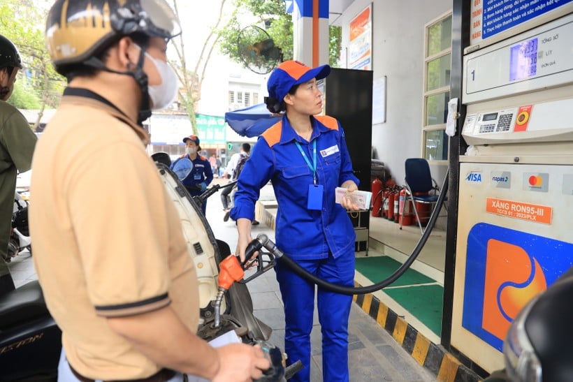 Decreased by nearly 700 VND, RON95-III gasoline price falls to 22,519 VND per liter