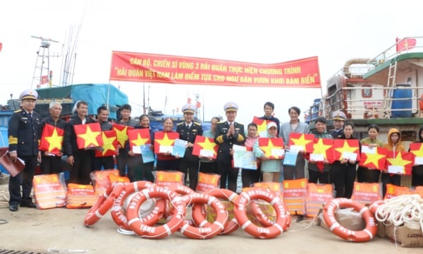 Naval Region 3 Command: Visiting and giving gifts to fishermen in Ly Son island district