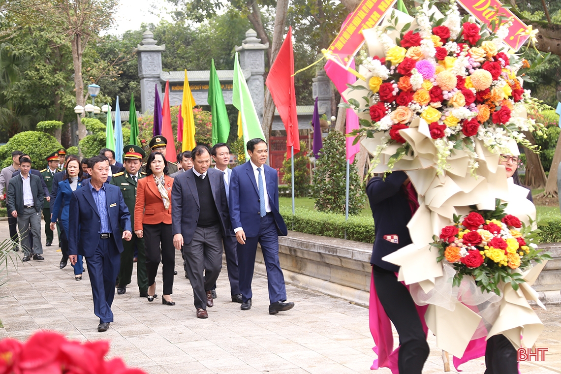 Ha Tinh leaders offer incense at red addresses on the occasion of the 94th anniversary of the Party's founding