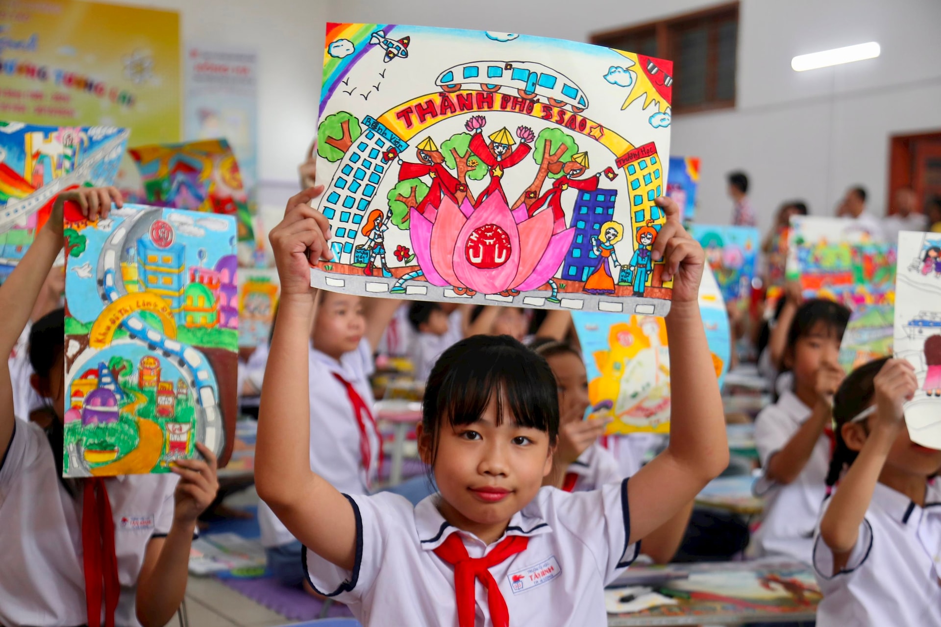 Estudiantes de primaria compiten en un dibujo sobre la futura ciudad de Hai Duong