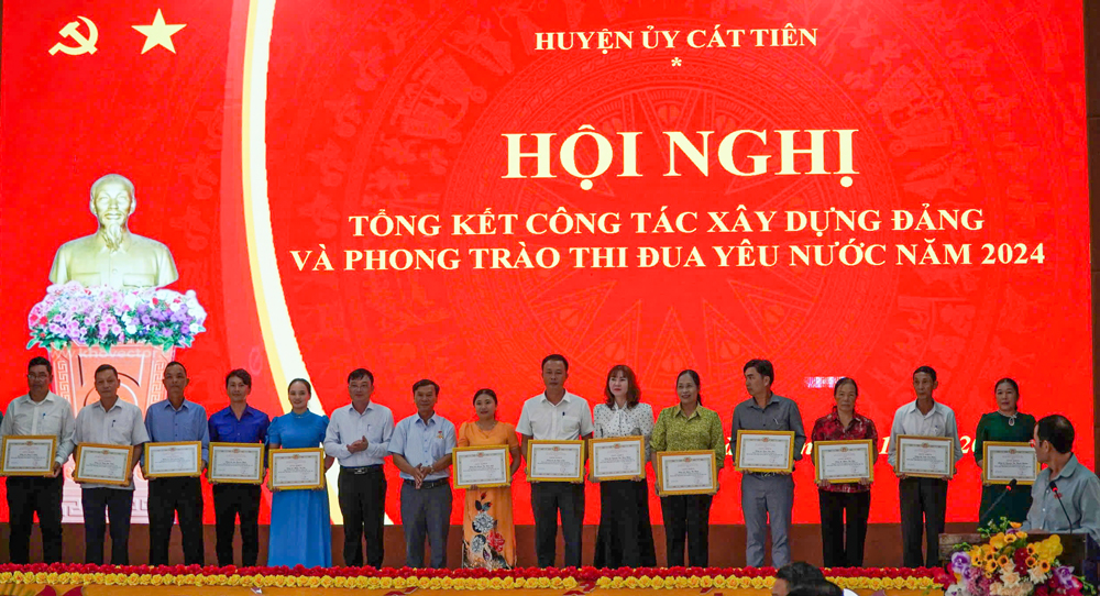 ผู้นำอำเภอก๊าตเตียนมอบรางวัลแก่ประชาชน