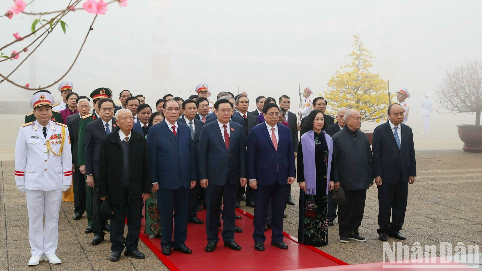 Los líderes del Partido y del Estado depositan coronas florales y visitan el mausoleo del presidente Ho Chi Minh