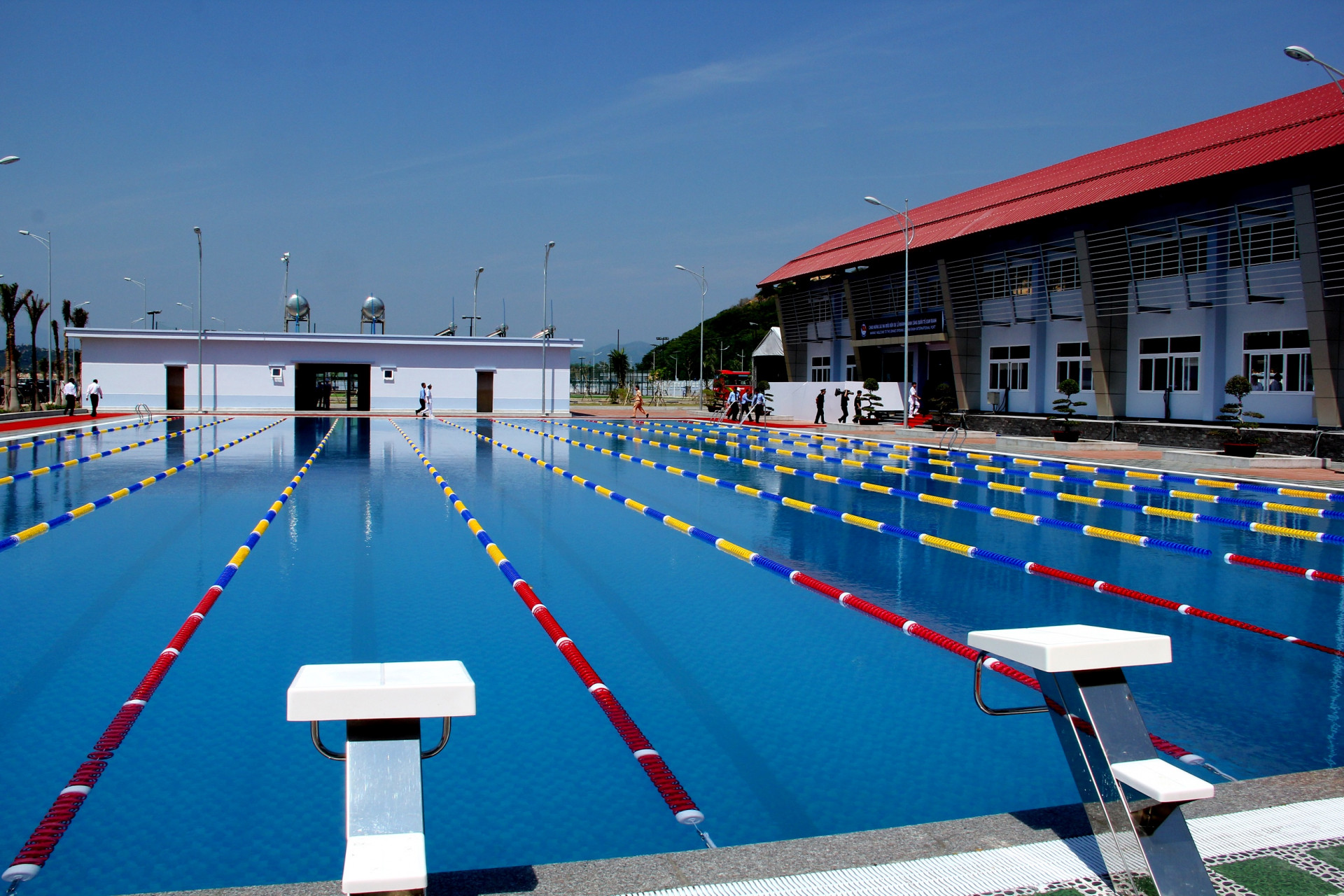 Besatzung und Gäste können den Swimmingpool im internationalen Hafen von Cam Ranh nutzen, wenn das Schiff im Hafen vor Anker liegt.