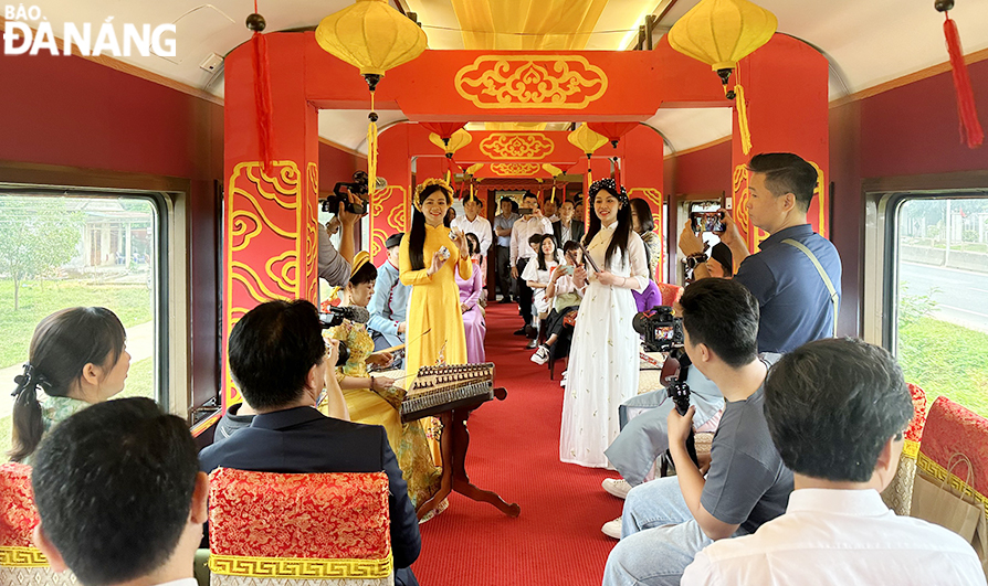 Traditional art activities such as Hue singing, Hue royal court music, and Ao Dai performance are performed on the Central Heritage Connection train.