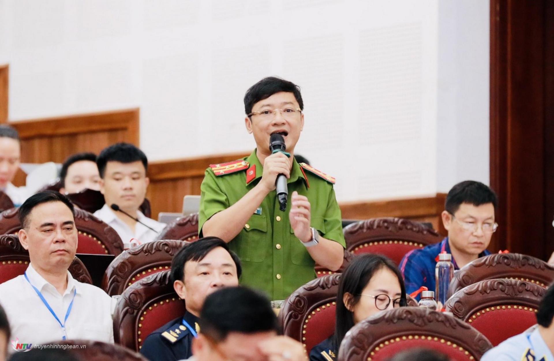 Colonel Tran Ngoc Tuan - Deputy Director of the Provincial Police Department spoke to clarify the content of the delegates' questions.