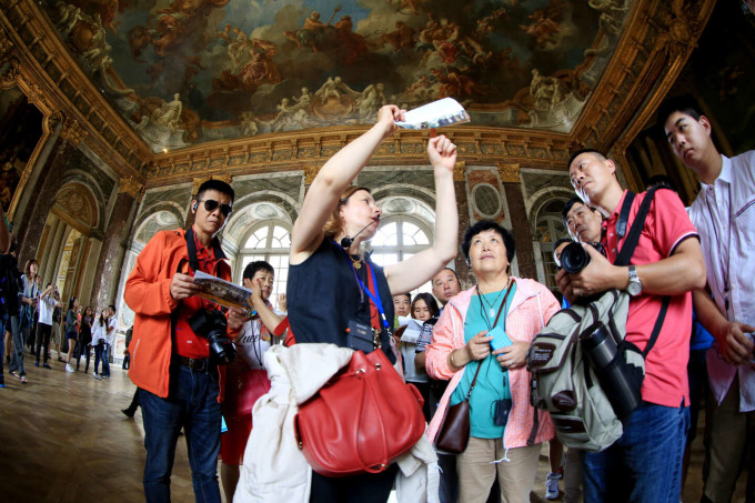 Visitantes chinos en el Palacio de Versalles, Francia. Foto: Le Monde
