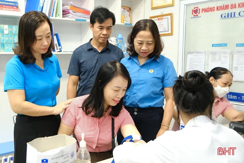 Ha Tinh Trade Union organizes many activities to celebrate Vietnamese Women's Day