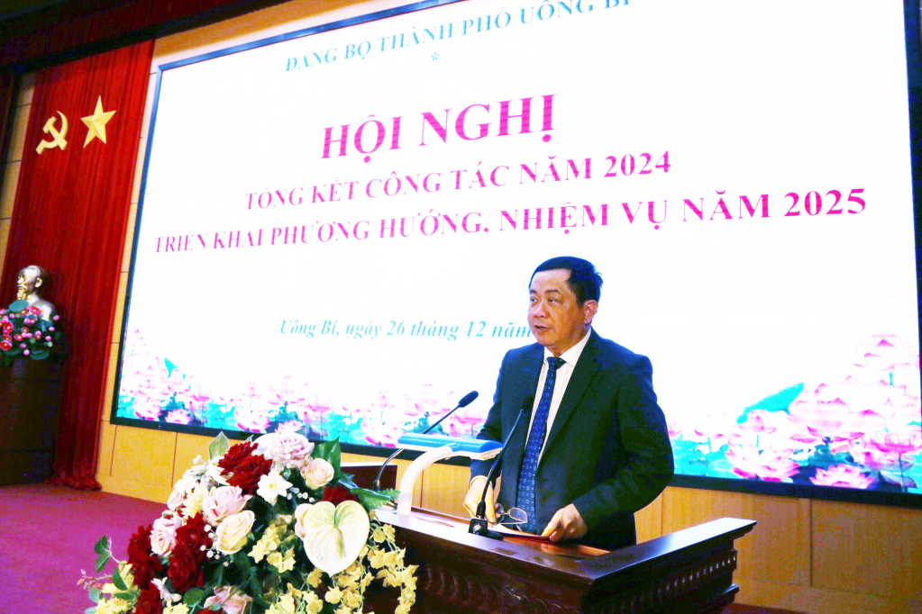 Comrade Mai Vu Tuan, Secretary of Uong Bi City Party Committee, spoke at the conference.