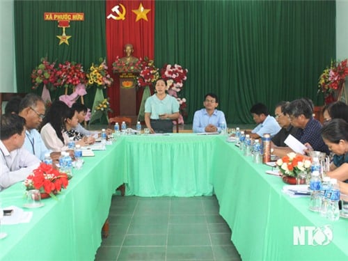 The monitoring delegation of the Vietnam Fatherland Front province worked with Phuoc Huu commune.