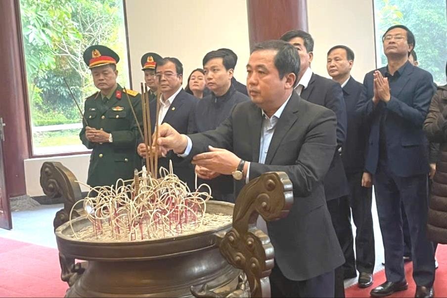 Una delegación de la provincia de Hai Duong ofrece incienso en el lugar donde se fundó el Ejército de Liberación de Propaganda de Vietnam.