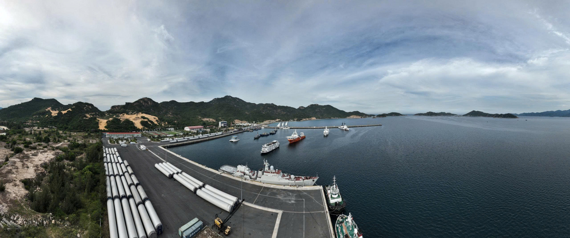 上空から見たカムラン国際港