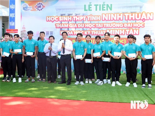 Die Leiter des Volkskomitees der Provinz nahmen an der Abschiedszeremonie für Oberstufenschüler der Provinz Ninh Thuan teil, die ein Auslandsstudium in Taiwan absolvieren.