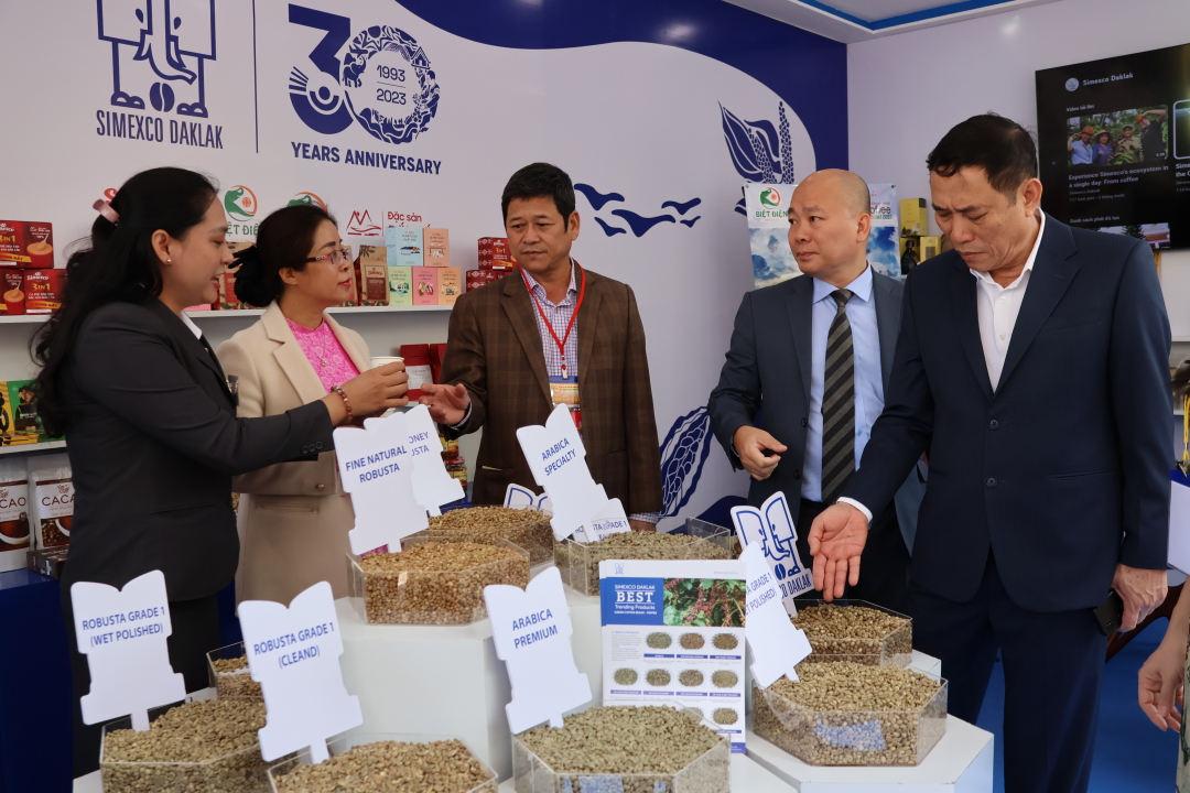 Leaders of Dak Lak province and the Trade Promotion Agency (Ministry of Industry and Trade) visited a booth with the geographical indication of Buon Ma Thuot Coffee at the 2023 Coffee Specialized Exhibition Fair.