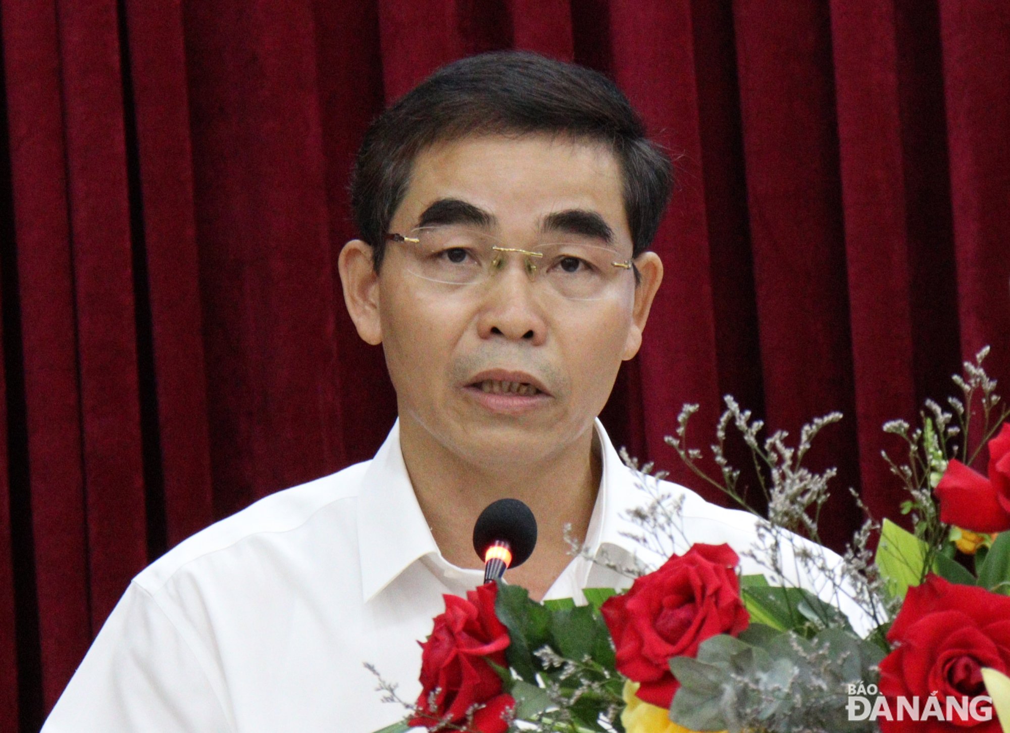 Le président du Comité populaire du district de Hoa Vang, Phan Van Ton, s'est engagé à créer les conditions les plus favorables pour que les investisseurs recherchent des opportunités d'investissement et de coopération commerciale, ainsi qu'à soutenir et accompagner les investisseurs et les entreprises pour mettre en œuvre les projets dans la localité de la manière la plus efficace. Photo : HOANG HIEP