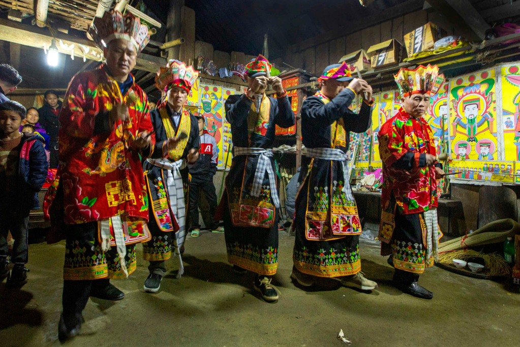 Ceremonia de llegada a la mayoría de edad del pueblo Dao Thanh Phan en la aldea Khe Vang, comuna de Don Dac, Ba Che. Foto: Nguyen Kim Tuyen (Departamento de Cultura e Información del distrito de Ba Che)