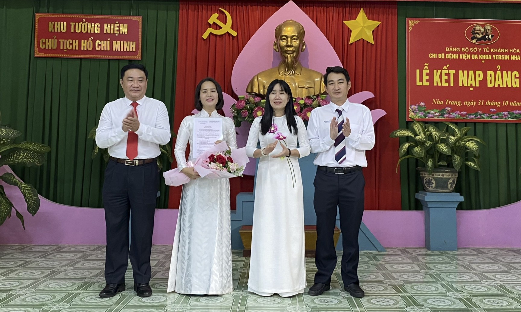 응우옌 티 빅 리엔(Nguyen Thi Bich Lien) 성 당 기관 위원회 부서기가 새 당원에게 결정을 전달했습니다.