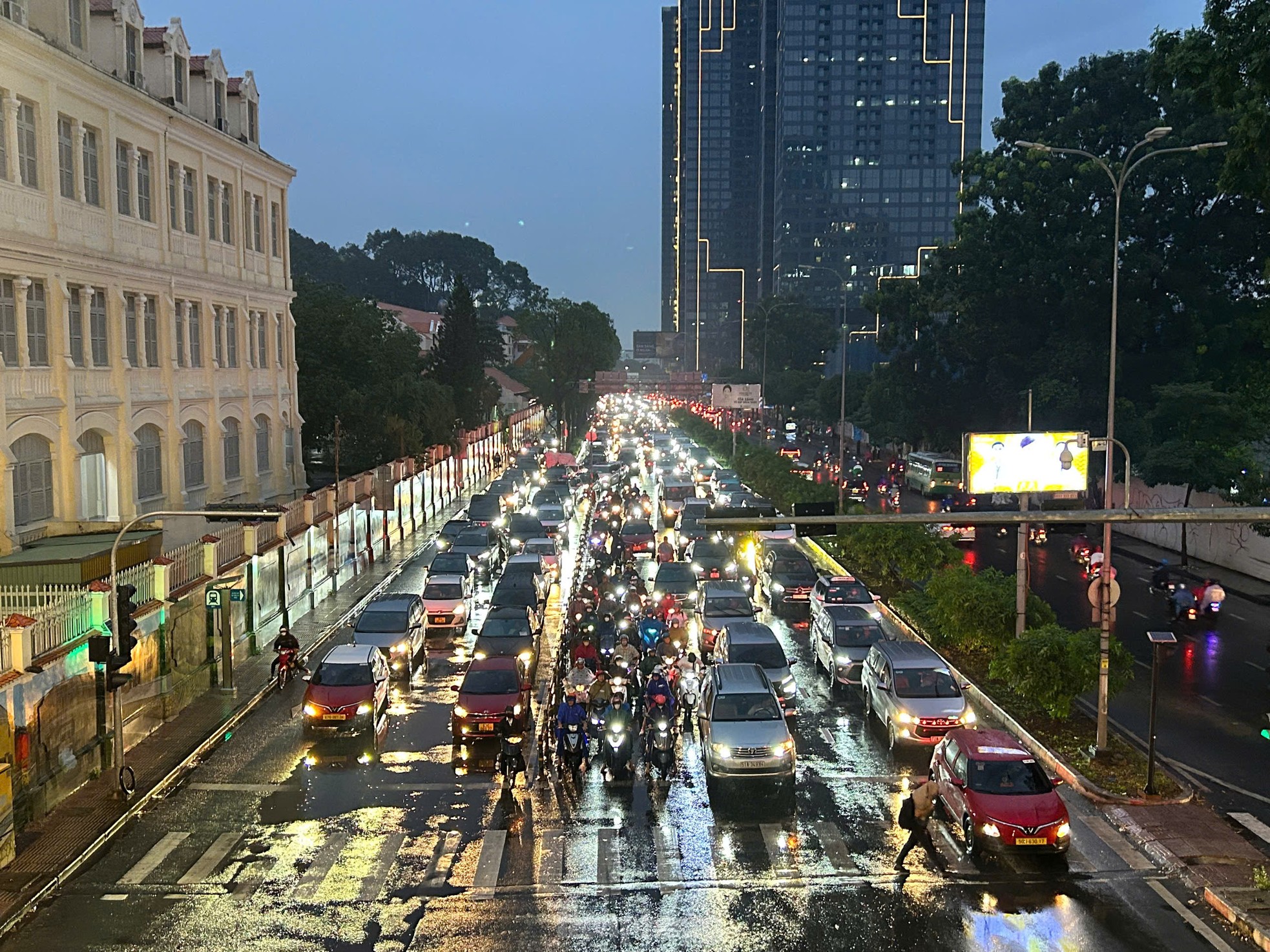 Embouteillages et routes inondées à Ho Chi Minh-Ville après des pluies inhabituelles combinées à une marée haute le 15e jour du 12e mois lunaire, photo 15